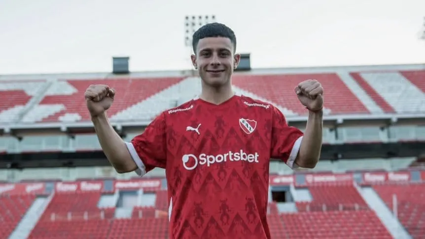 pocho-roman-se-calzo-la-ccamisetade-independiente-y-poso-en-el-estadio_862x485